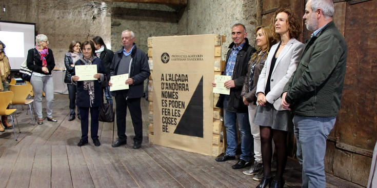 Els premiats del concurs Prats Florits, amb Calvó i Gelabert ahir a l'entrega de premis a l'era de la Casa Rossell d'Ordino.