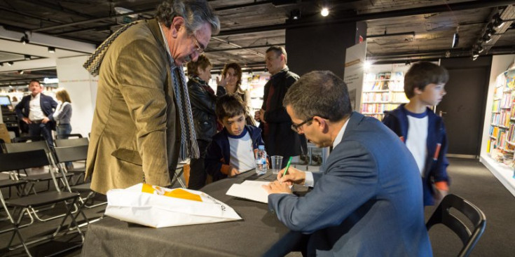 L’escriptor Xavier Maymó signa un exemplar del seu llibre, ahir a la FNAC.