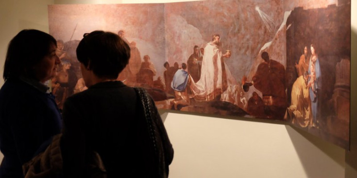 Unes dones observen un panell amb un dels olis de Goya, ahir.
