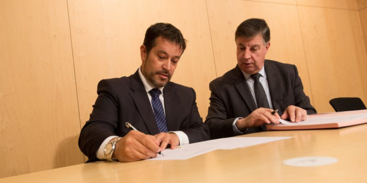 Fernàndez (esquerra) i Casadevall signen l’acord de l’any passat.