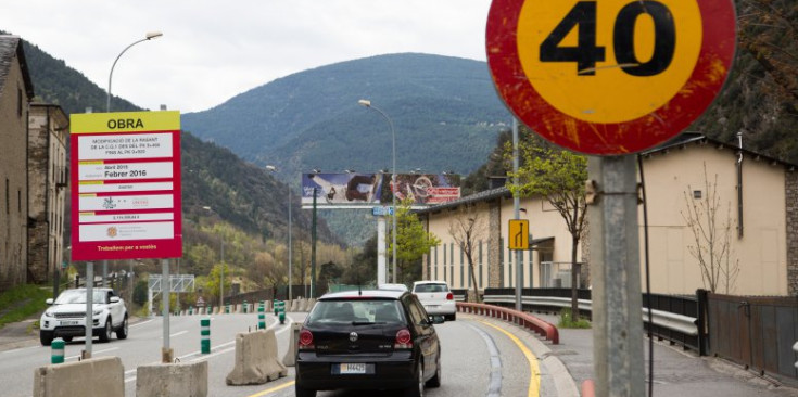 La direcció cap a la sortida del país per la frontera espanyola compta ara amb només un carril degut a les obres, ahir.