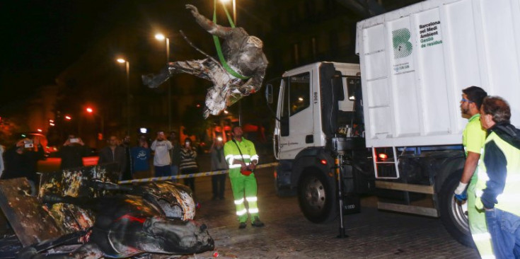 La brigada municipal de Barcelona retira l'estàtua eqüestre de Franco, dijous a la nit.