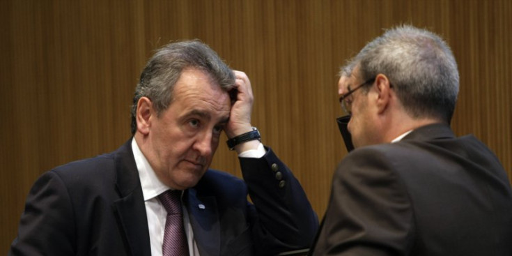 Jaume Bartumeu i Ladislau Baró parlen en un descans en una sessió al Consell General, el 2014.