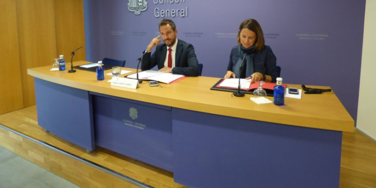 Els consellers socialdemòcrates Pere López i Rosa Gili, ahir al Consell General.