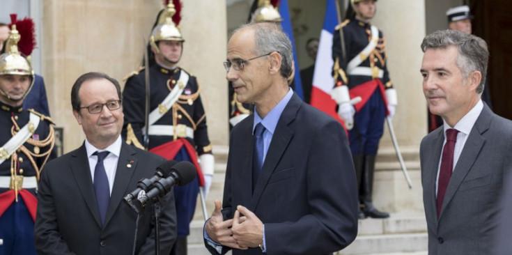 El cap de Govern, Antoni Martí, el president francès, François Hollande, i el síndic general, Vicenç Mateu, hir al Palau de l’Elisi, a París.