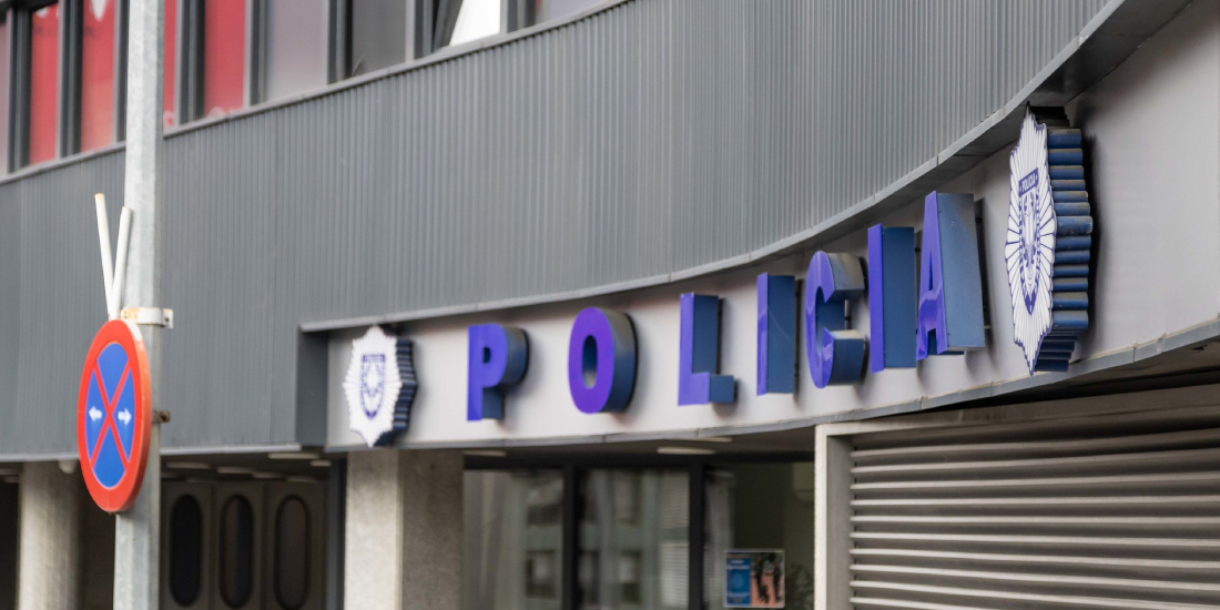 Una ampolla llançada en una baralla a l’exterior d’un local nocturn impacta al rostre d’un jove aliè a la disputa