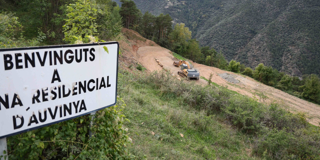 La minoria comunal, ‘sorpresa’ pels retards del Dino Forest: «Tres anys després, encara parlem de dinosaures»